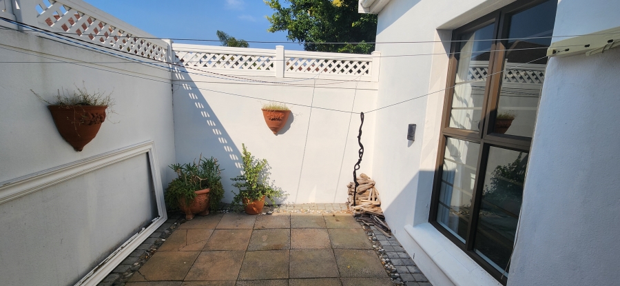 To Let 2 Bedroom Property for Rent in Harfield Village Western Cape